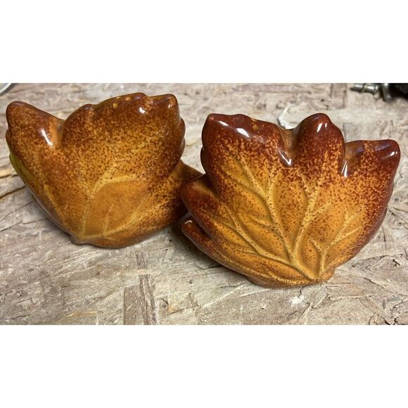 Vintage  Fall Autumn Maple Leaf Salt and Pepper Shakers Set Ceramic 3 inch - Picture 1 of 6